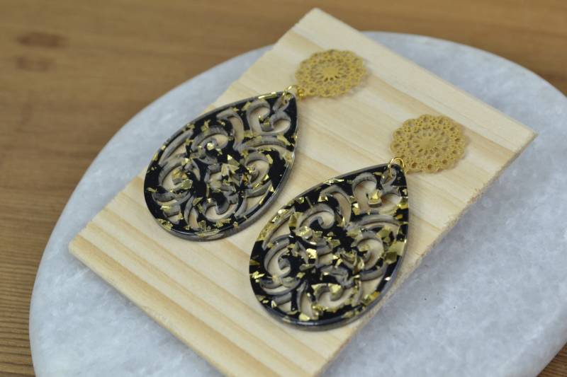 Resin-Ohrhänger "Tropfen" - Mit Glänzenden Flakes Resin-Ohrhänger "Tropfen" - Mit Glänzenden Flakes von Herzlichaufgebrezelt