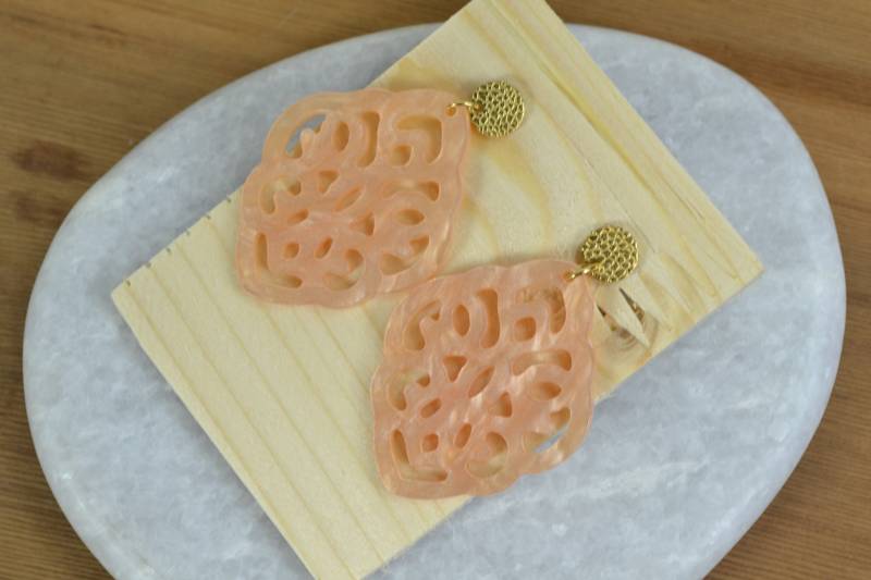 Resin-Ohrringe "Ornament" - Hautfarbe Perlmutt Resin-Ohrringe "Ornament" - Hautfarbe Perlmutt von Herzlichaufgebrezelt