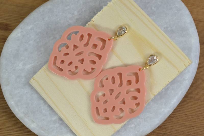 Resin-Ohrringe "Ornament" - Hellrosa/Uni Resin-Ohrringe "Ornament" - Hellrosa/Uni von Herzlichaufgebrezelt