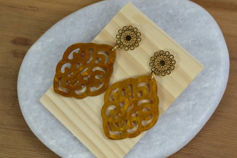 Resin-Ohrringe "Ornament" - Ockerbraun Resin-Ohrringe "Ornament" - Ockerbraun von Herzlichaufgebrezelt