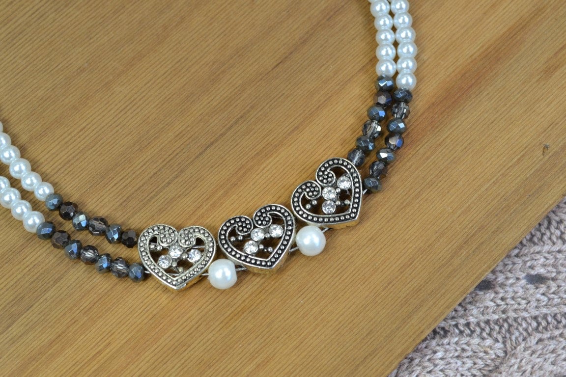 Zweireihiges Trachtencollier "Dreifaches Herzl" Zweireihiges Trachtencollier "Dreifaches Herzl" von Herzlichaufgebrezelt