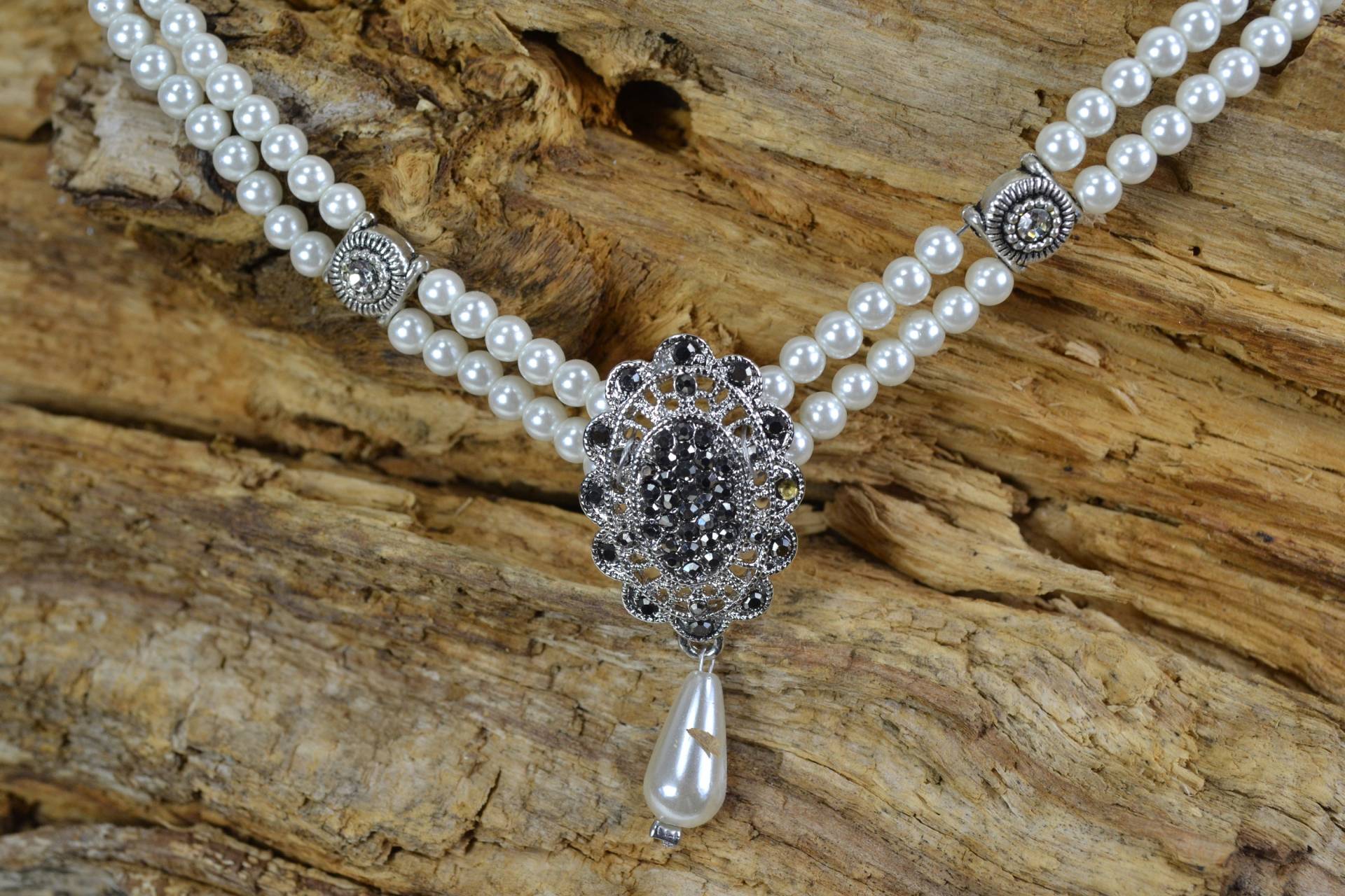 Zweireihiges Trachtencollier "Grauglitzerndes Oval" Zweireihiges Trachtencollier "Grauglitzerndes Oval" von Herzlichaufgebrezelt