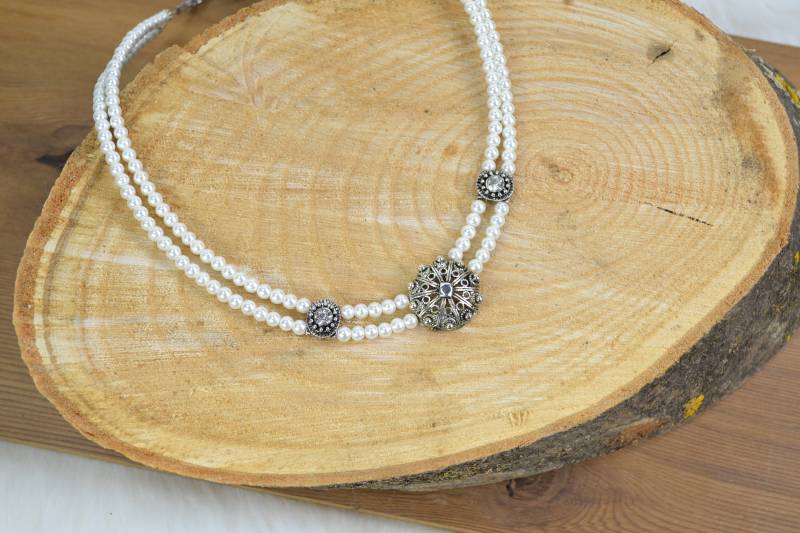 Zweireihiges Trachtencollier "Kaiserliche Krone" Zweireihiges Trachtencollier "Kaiserliche Krone" von Herzlichaufgebrezelt