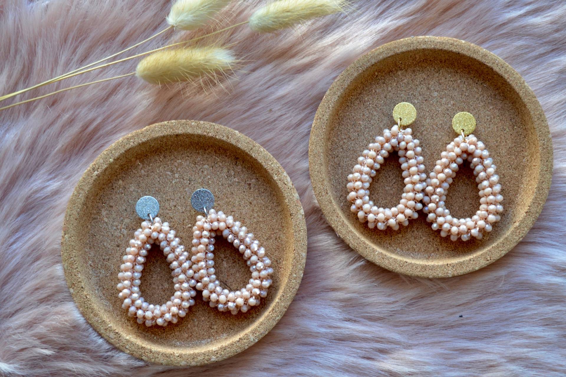 statementohrringe "Perlentropfen" Aus Feinen Glasperlen - Rosebeige statementohrringe "Perlentropfen" Aus Feinen Glasperlen - Rosebeige von Herzlichaufgebrezelt