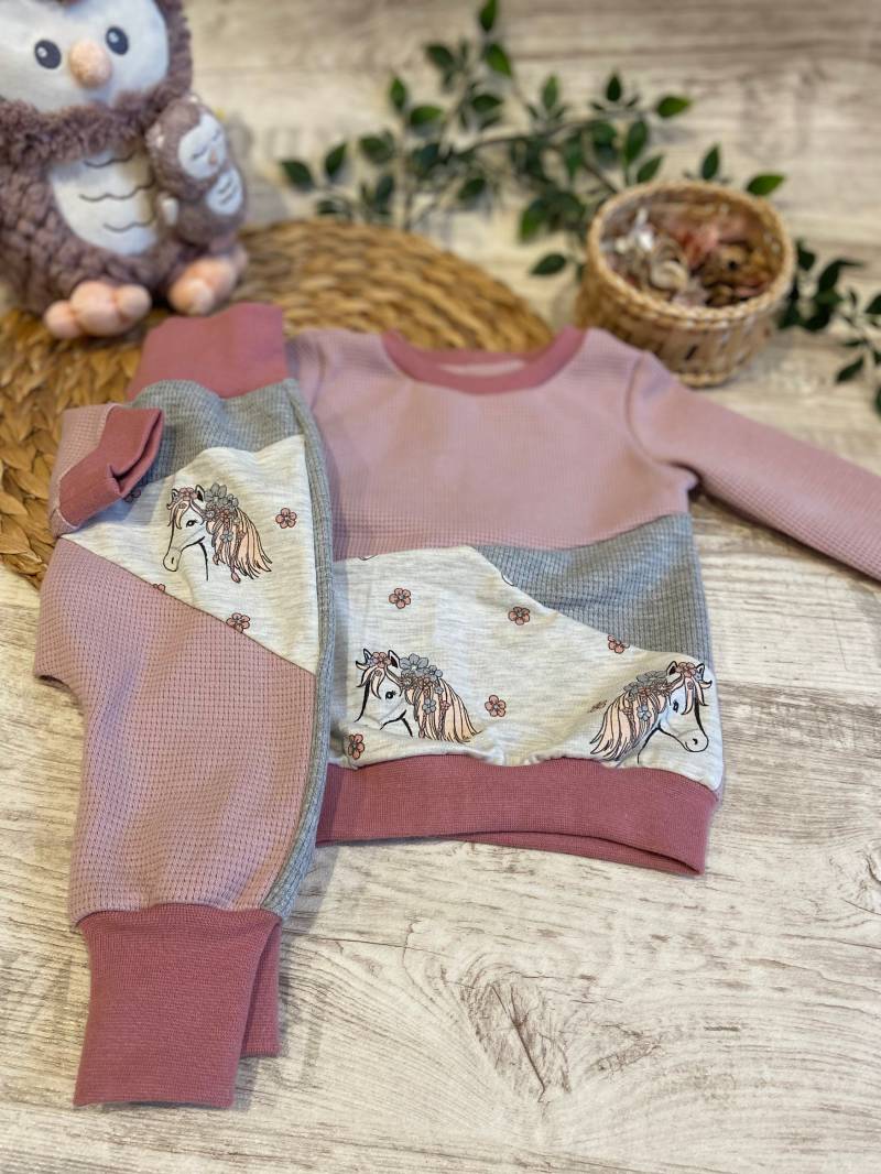 Kinderkleidung Set "Glitzermähne" Pulli Hose Herzlichbysebastian von HerzlichbySebastian