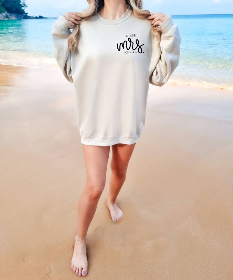 Benutzerdefinierte Zukunft Frau Sweatshirt, Personalisierte Geschenk, Wifey Braut Crewneck, Tochter Oder Schwägerin Pullover von Herzlichmanufaktur