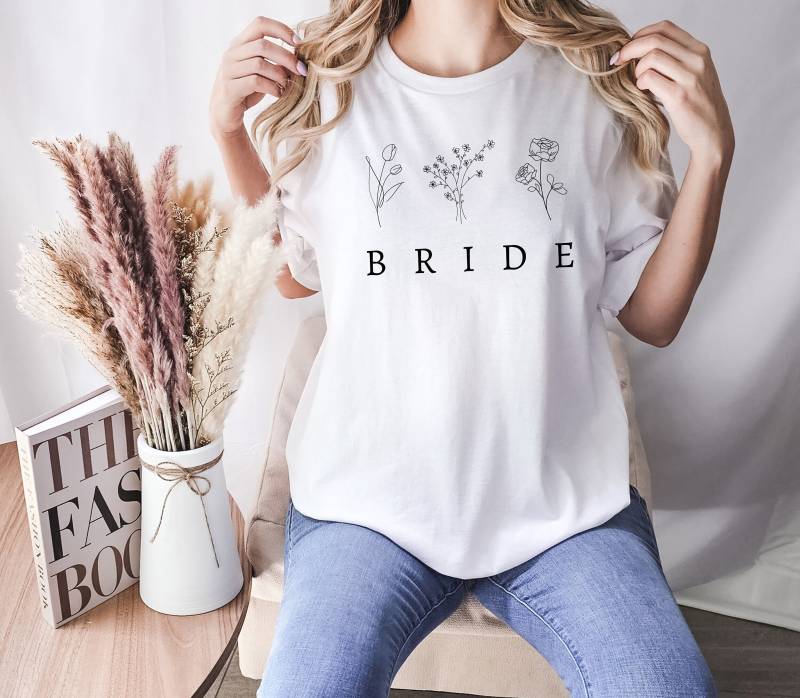 Bride Shirt Für Junggesellenabschied, Jga T-Shirts, Tshirt Damen, Gruppenshirts, Team Braut Shirts, Hochzeitsgeschenk, Geschenk Freundin Bride Shirt Für Junggesellenabschied, Jga T-Shirts, Tshirt Damen, Gruppenshirts, Team Braut Shirts, Hochzeitsgeschenk, Geschenk Freundin von Herzlichmanufaktur