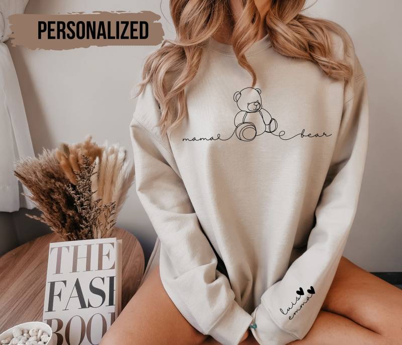 Mama Bär Sweatshirt, Benutzerdefinierte Pullover Mit Dem Namen Der Kinder Auf Ärmel, Personalisierter Rundhalsausschnitt, Erwartung Geschenk von Herzlichmanufaktur