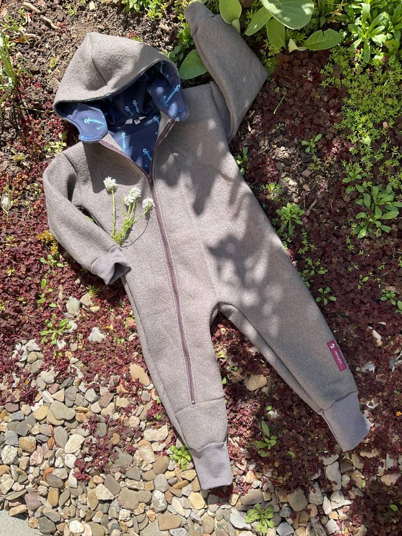 Overall Anzug Aus Wollwalk "Herr Bert" Farbe Taupe Gr. 86 von HerznahtVonAntje