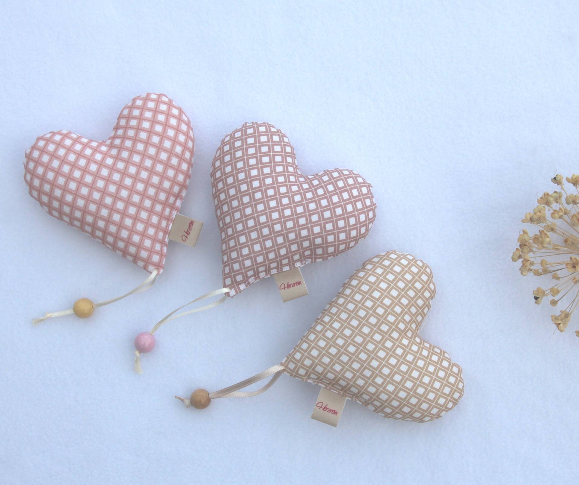 3 Hochwertige Stoffherzen Genäht Mit Holzperle I Altrosa-Pastellrosa-Hellbraun Deko | Geschenk Hochzeit Weihnachten Liebe Herzrein 3 Hochwertige Stoffherzen Genäht Mit Holzperle I Altrosa-Pastellrosa-Hellbraun Deko | Geschenk Hochzeit Weihnachten Liebe Herzrein von Herzrein