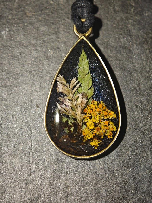 Anhänger Mit Farn & Gelben Flechten | Resin Harzschmuck in Bronzefarbener Fassung Boho Kette Baumwollkordel Handmade Unikat Anhänger Mit Farn & Gelben Flechten | Resin Harzschmuck in Bronzefarbener Fassung Boho Kette Baumwollkordel Handmade Unikat von HerzsDesign