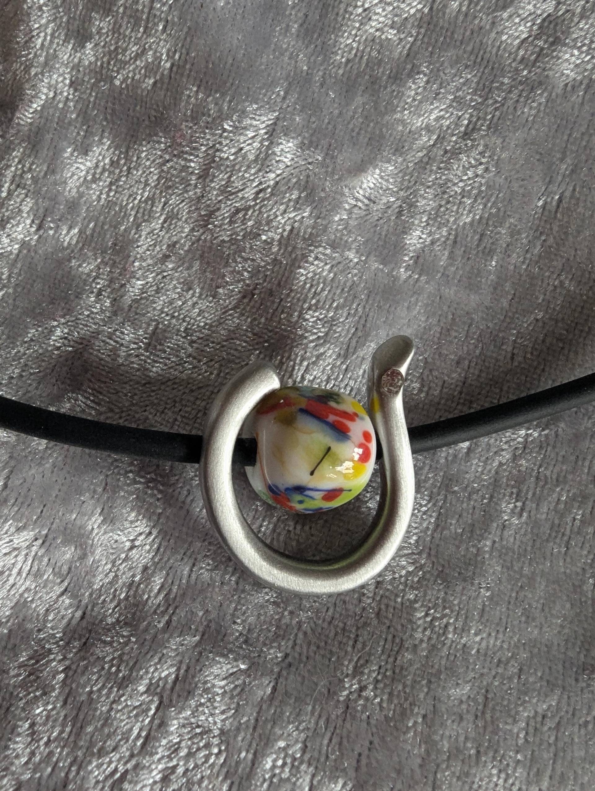 Kautschuk Collier Mit Einem Rhodiniertem Anhänger Swarovski Kristall, in Der Mitte Eine Handgearbeitete Glasperle Aus Murano Glas Kautschuk Collier Mit Einem Rhodiniertem Anhänger Swarovski Kristall, in Der Mitte Eine Handgearbeitete Glasperle Aus Murano Glas von HerzsDesign