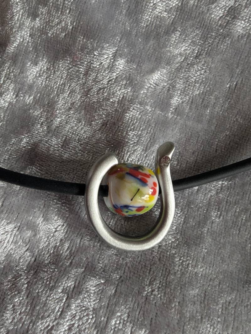 Kautschuk Collier Mit Einem Rhodiniertem Anhänger Swarovski Kristall, in Der Mitte Eine Handgearbeitete Glasperle Aus Murano Glas Kautschuk Collier Mit Einem Rhodiniertem Anhänger Swarovski Kristall, in Der Mitte Eine Handgearbeitete Glasperle Aus Murano Glas von HerzsDesign