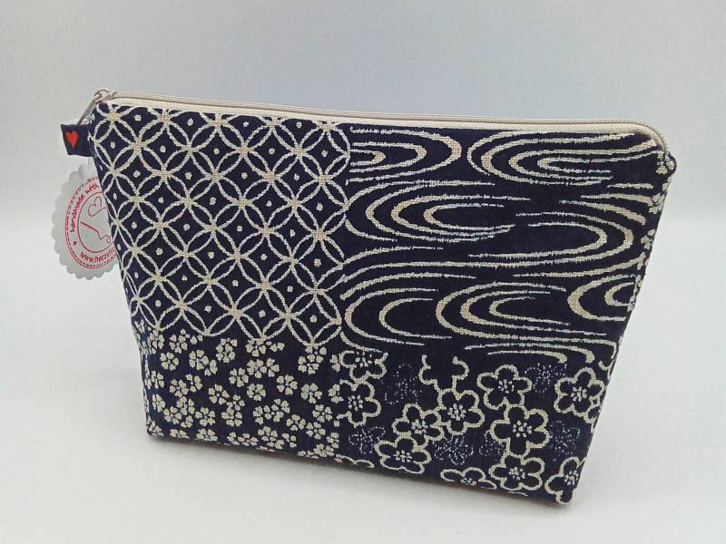 Kosmetiktasche "Nica" Aus Wunderschönem, Hochwertigem Japanstoff Und Wasserabweisendem Futterstoff von Herzstich
