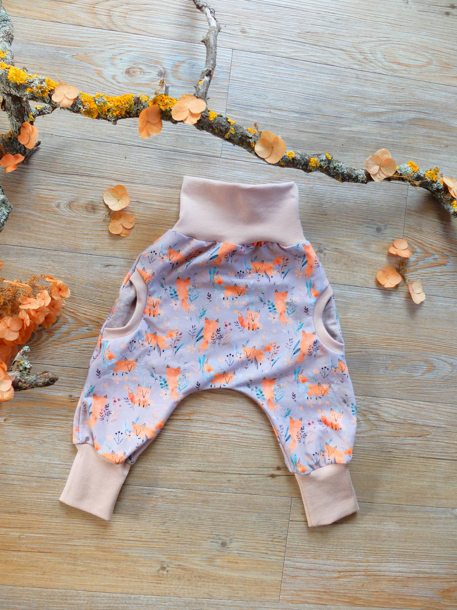 Gr. 44-50/56-62/68-74/80-86, Kinderpumphose, Füchse, Braun/Beige, Jungs, Mädchen, French Terry von HerzstichKreationen