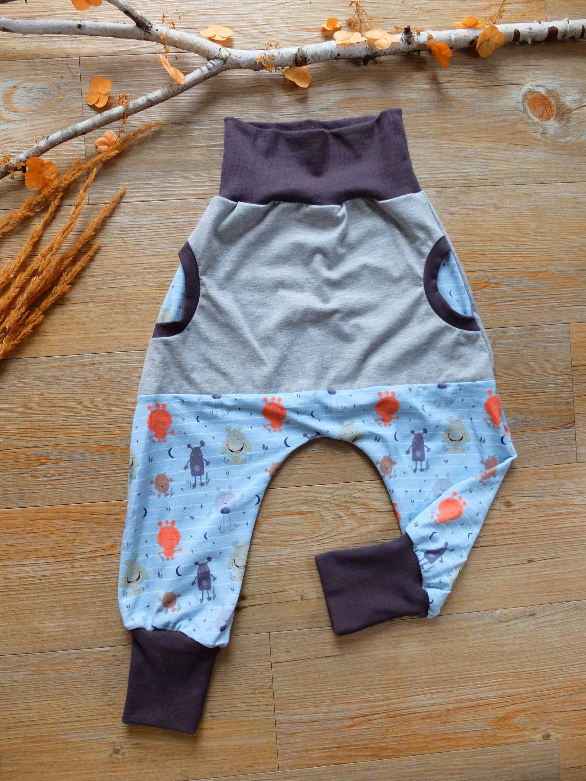 Gr. 56-62/68-74/80-86/92-98/104-110, Kinderpumphose, Lustige Monster, Grau, Jersey, Jungs, Mädchen von HerzstichKreationen