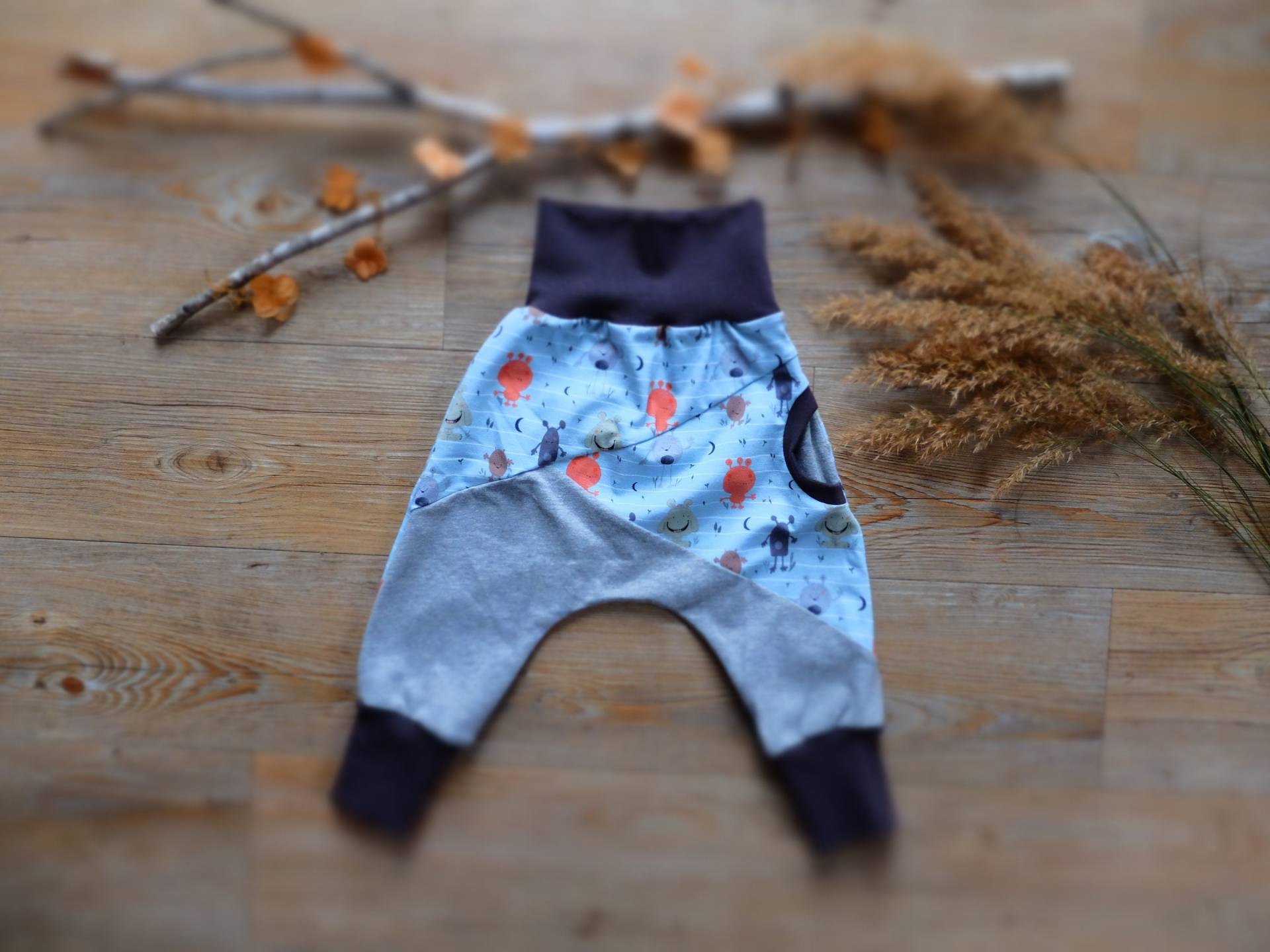 Gr. 56-62/68-74/80-86/92-98/104-110; Kinderpumphose; Süße Monster; Grau; Jersey; Jungs; Mädchen von HerzstichKreationen