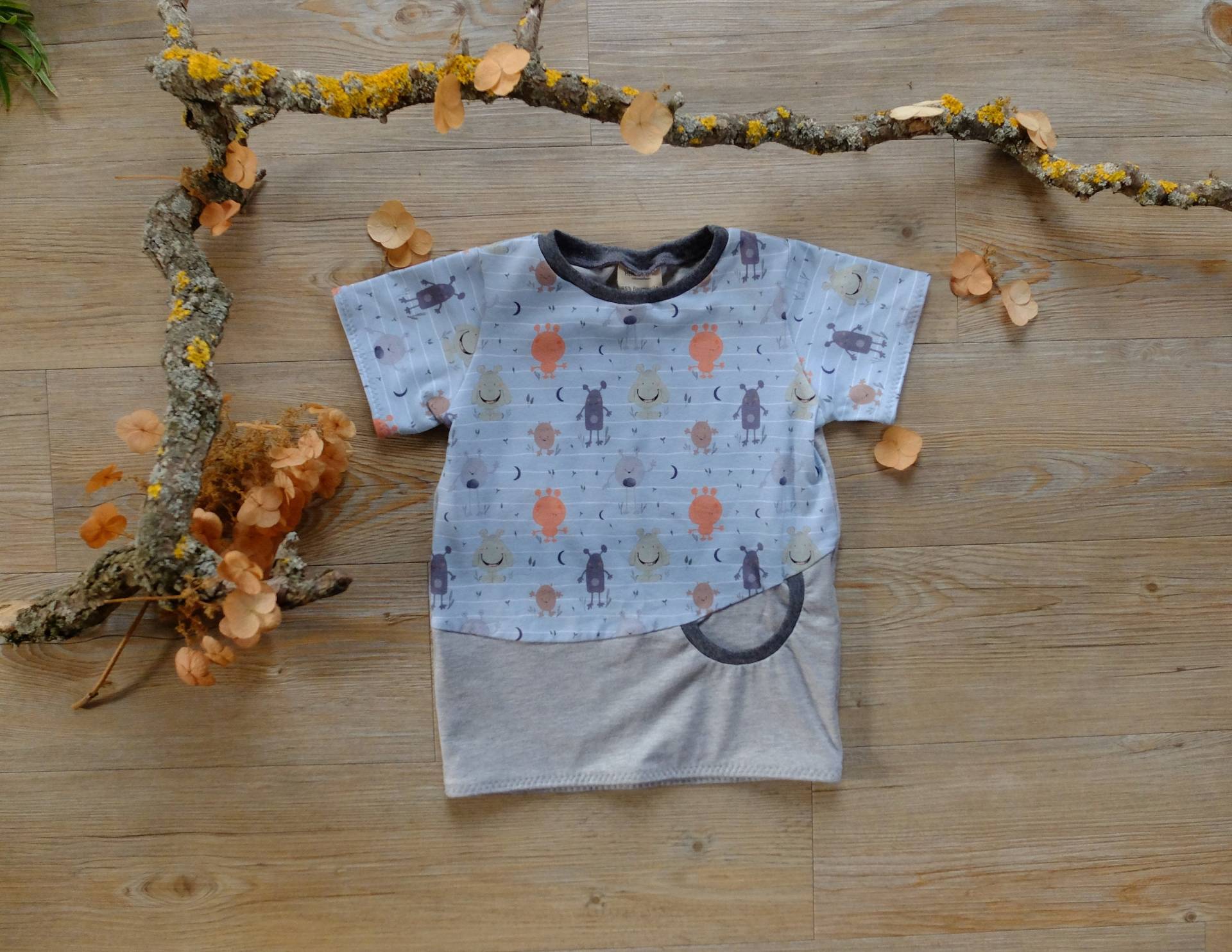 Gr. 92/98/104/110; Shirt; Lustige Monster; Grau/Braun; Mädchen; Jungs; Jersey von HerzstichKreationen