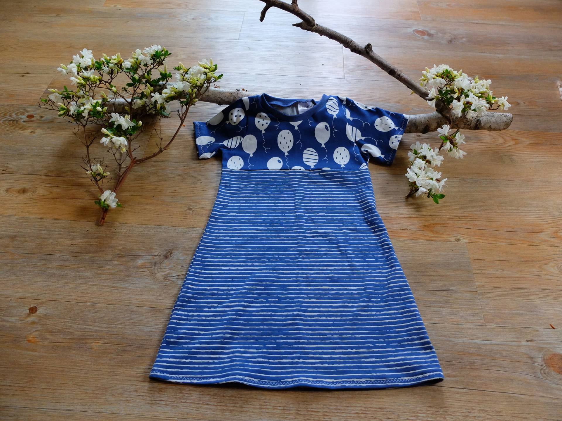 Größe 104, Mädchenkleid, Streifen Und Ballons, Blau/Weiß, Jersey von HerzstichKreationen