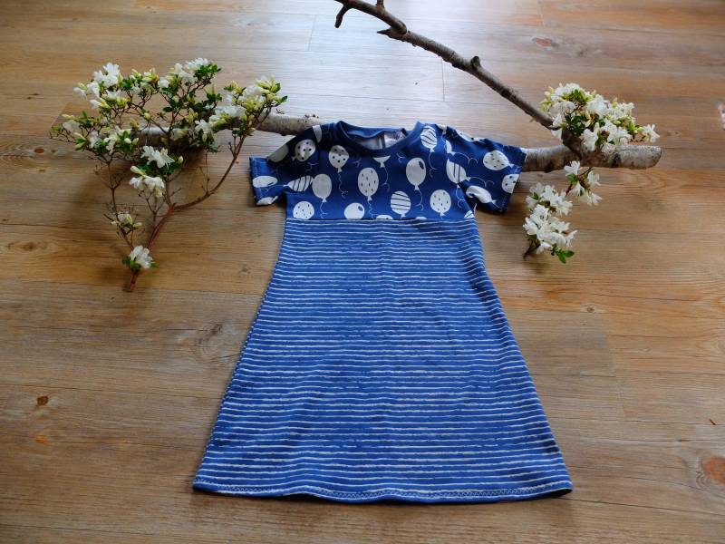 Größe 104, Mädchenkleid, Streifen Und Ballons, Blau/Weiß, Jersey von HerzstichKreationen
