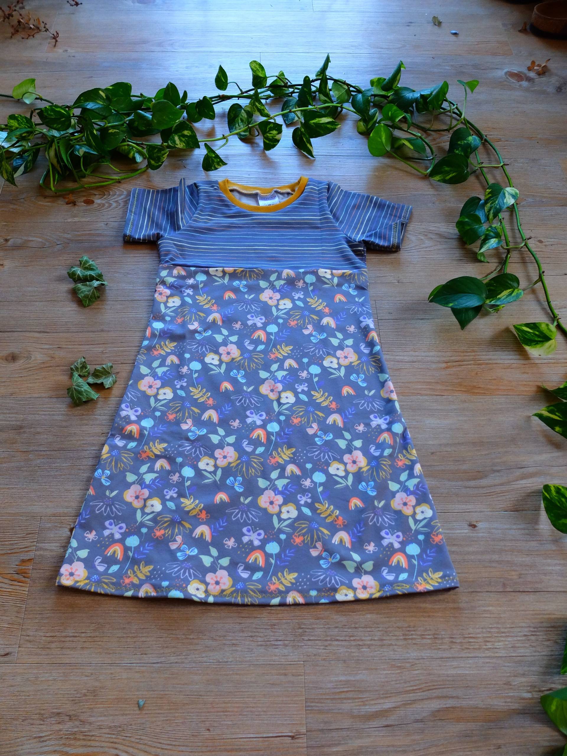 Größe 116, Mädchenkleid, Streifen Und Blumen, Grau/Gelb/Grün, Pastelltöne, Jersey von HerzstichKreationen