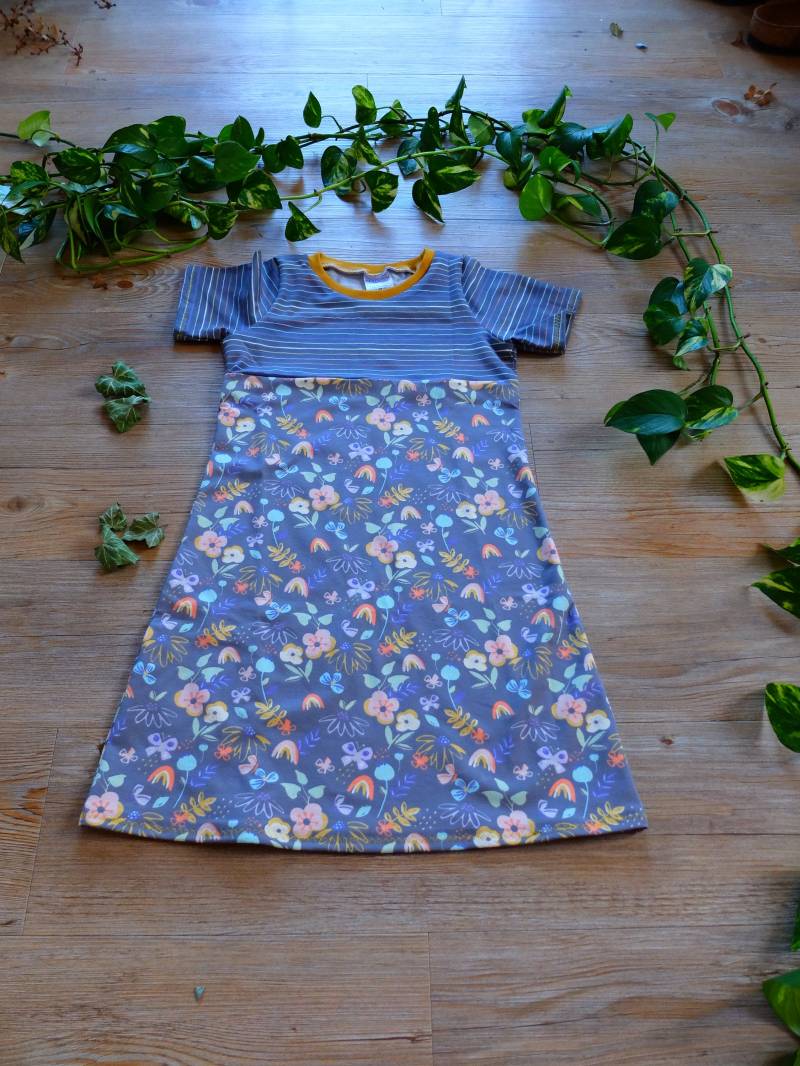 Größe 116, Mädchenkleid, Streifen Und Blumen, Grau/Gelb/Grün, Pastelltöne, Jersey von HerzstichKreationen