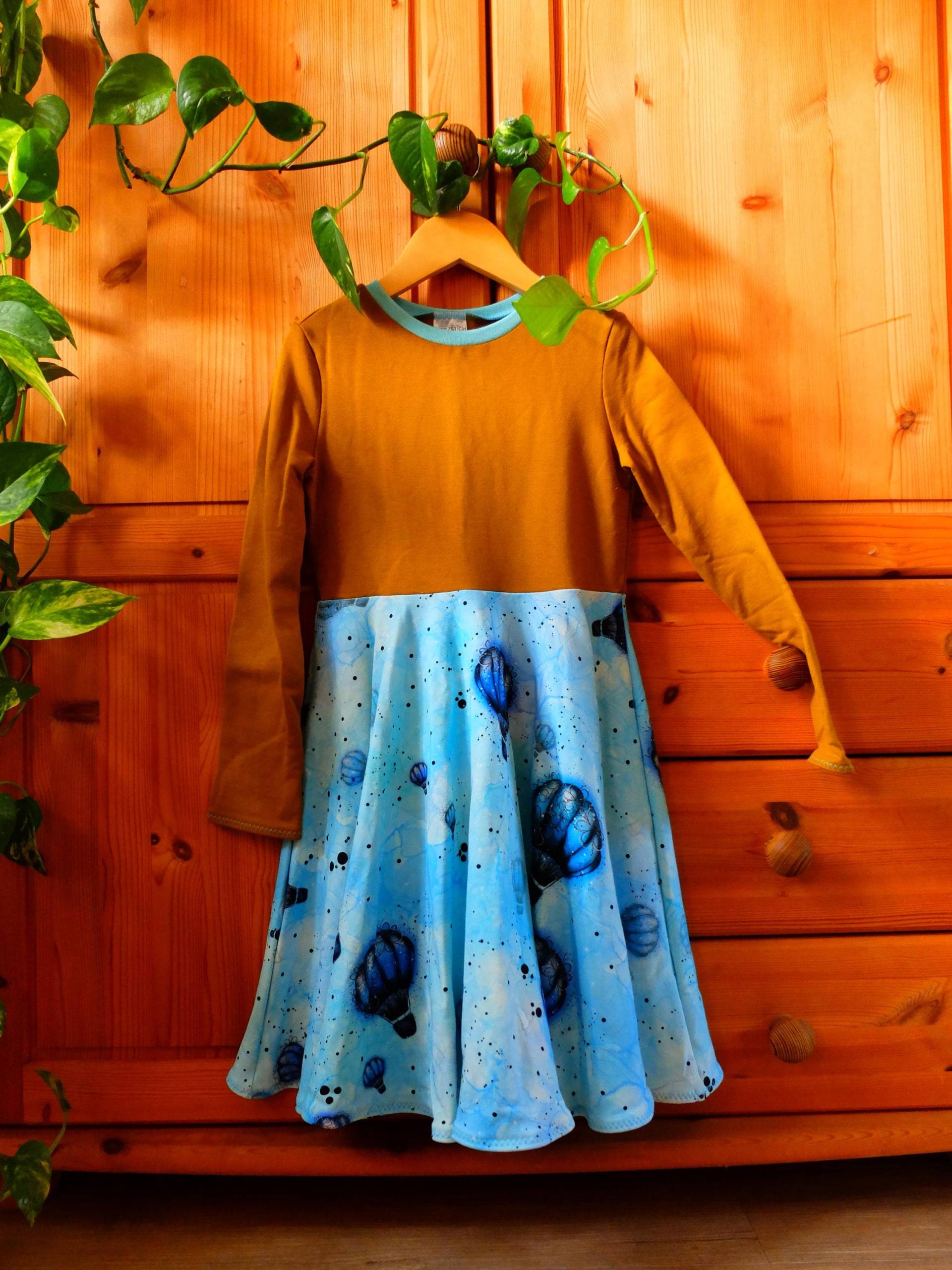 Größe 122 - 128; Mädchenkleid; Tellerrock; Ballons; Blau/Senfgelb; French Terry; Mädchen von HerzstichKreationen