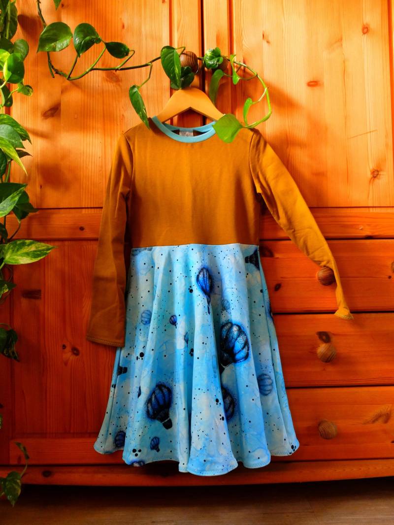 Größe 122 - 128; Mädchenkleid; Tellerrock; Ballons; Blau/Senfgelb; French Terry; Mädchen von HerzstichKreationen