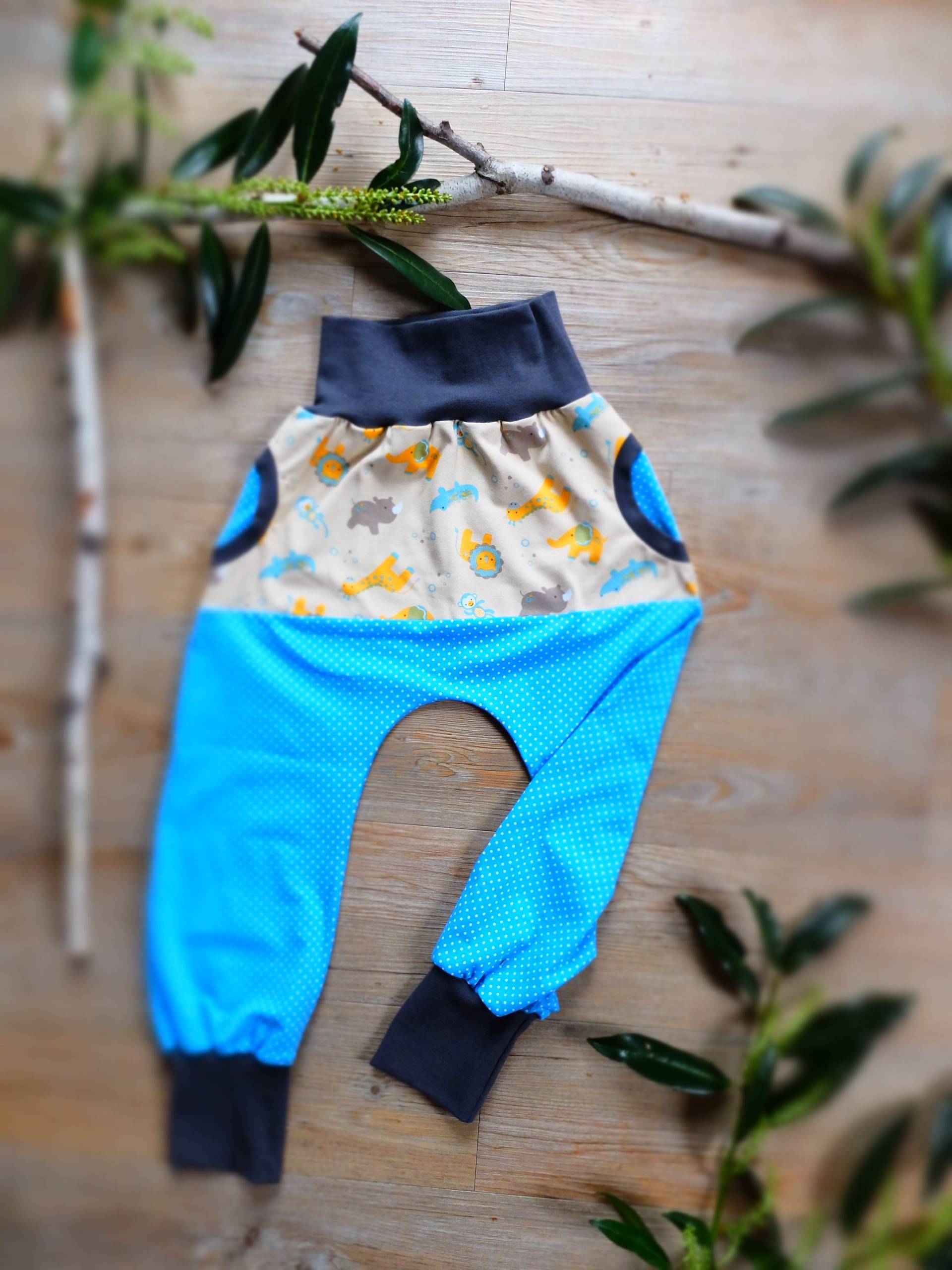 Größe 128; Kinderpumphose; Safari Und Punkte; Sand/Blau/Gelb; Jersey; Jungs; Mädchen von HerzstichKreationen