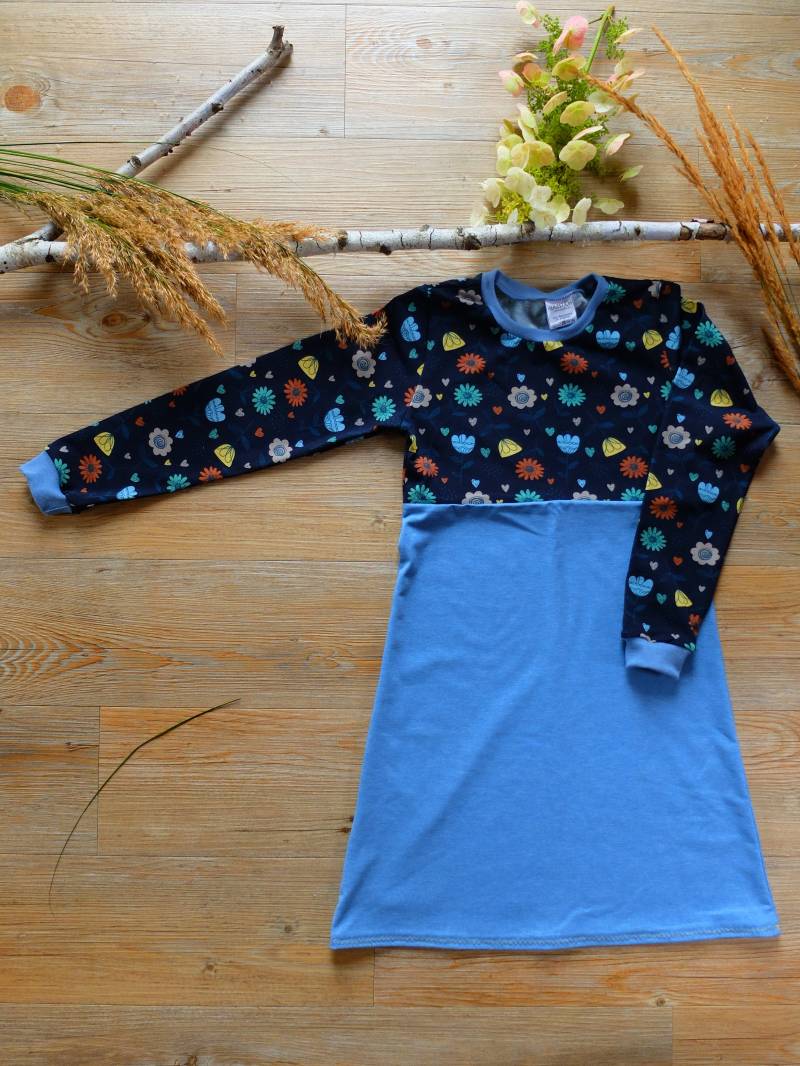 Größe 134, Mädchenkleid, Blumen Und Herzen, Blau/Gelb/Beige, Jersey von HerzstichKreationen