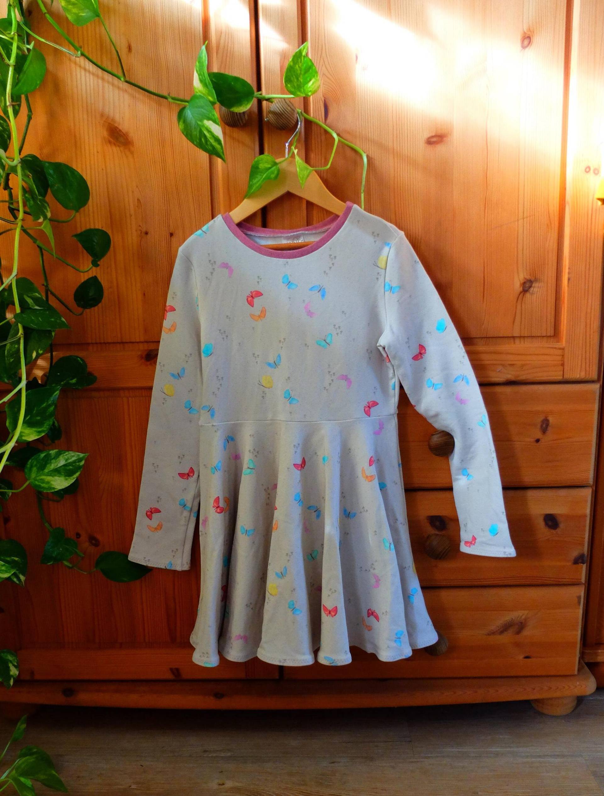 Größe 134 - 140; Mädchenkleid; Tellerrock; Schmetterlinge; Gelb/Blau/Rosa; French Terry; Mädchen von HerzstichKreationen