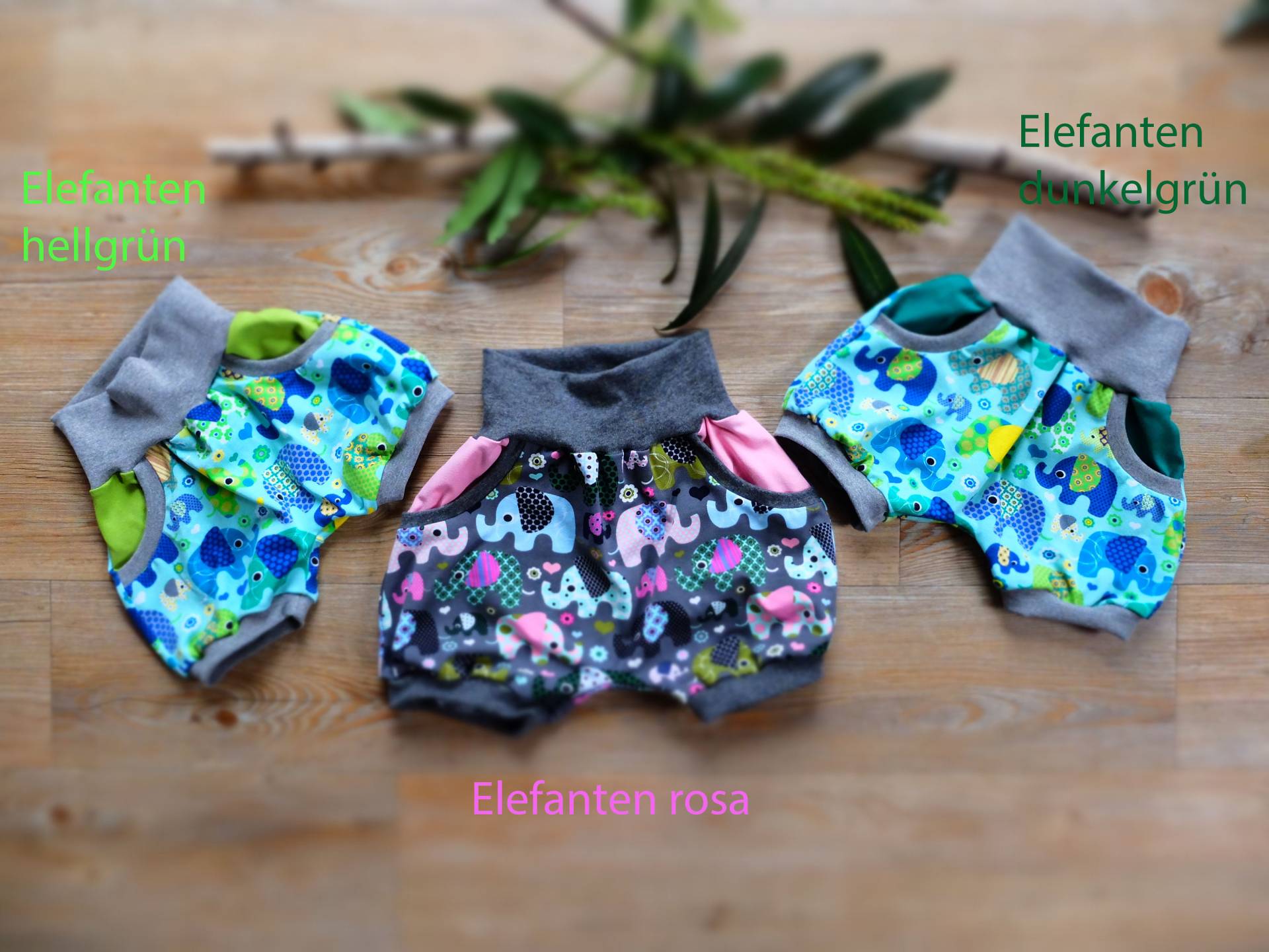 Größe 92, 104 Und 122; Kurze Pumphose; Bunte Elefanten; Grün/Blau/Grau/Rosa; Jungs, Mädchen, Jersey von HerzstichKreationen