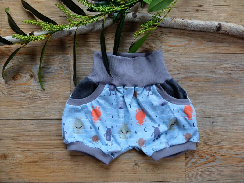 Größe 92, Kurze Pumphose, Lustige Monster, Blau/Grau/Braun, Jungs, Mädchen, Jersey von HerzstichKreationen