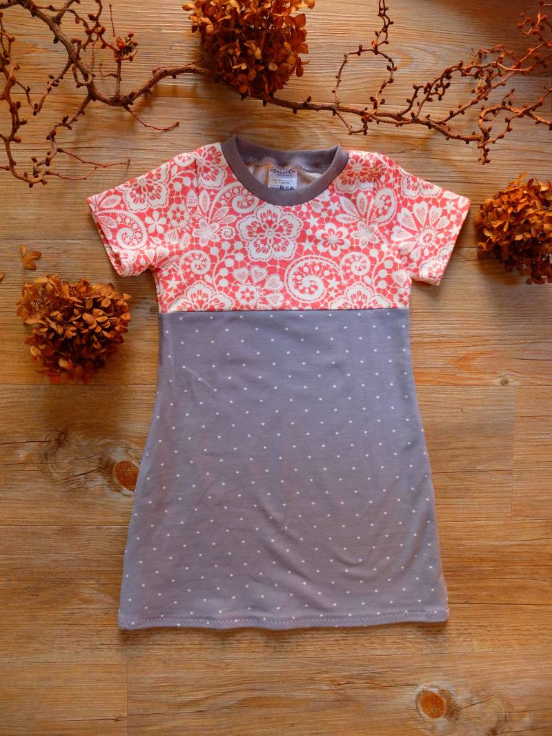 Größe 92, Mädchenkleid, Sterne Und Ornamente, Weiß/Grau/Lachs, Jersey von HerzstichKreationen