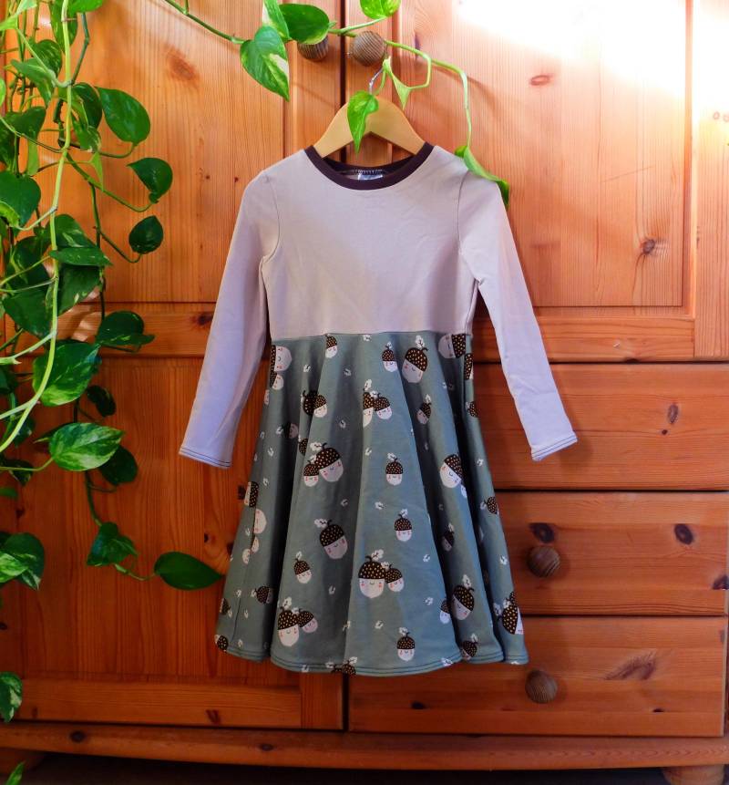 Größe 98 - 104; Mädchenkleid; Tellerrock; Eicheln Und Blätter; Beige/Braun/Grün; French Terry; Mädchen von HerzstichKreationen