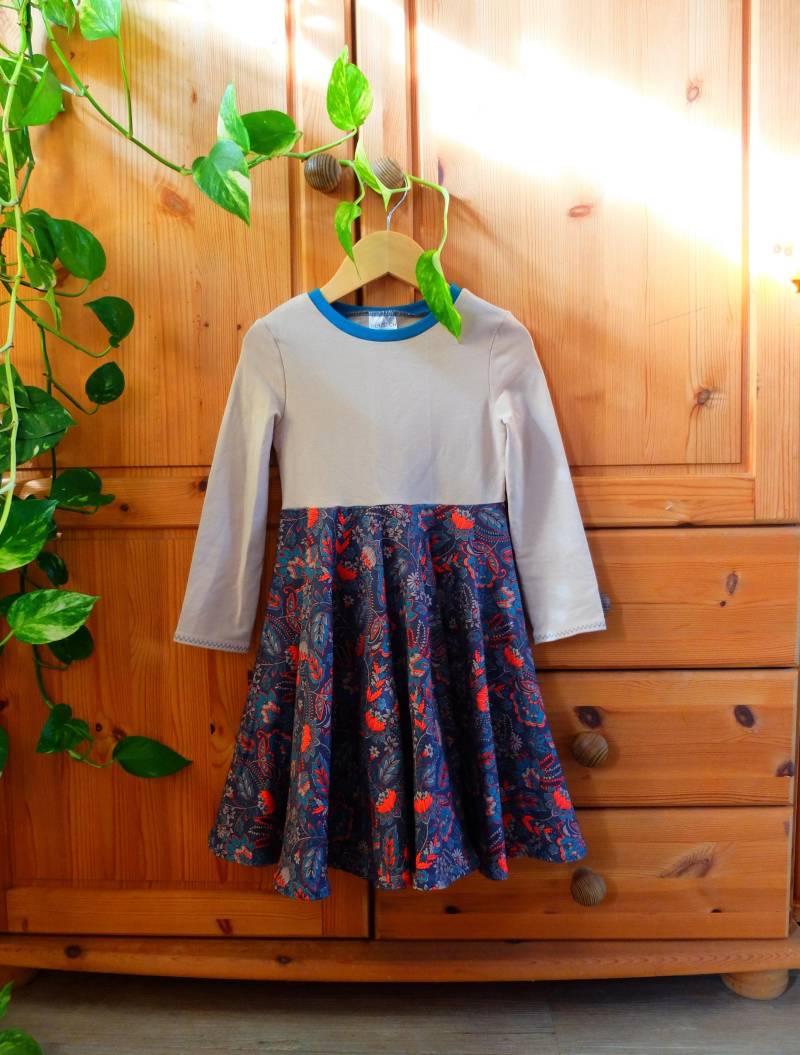 Größe 98 - 104; Mädchenkleid; Tellerrock; Florales Muster; Petrol/Grau/Orange-Rot; French Terry; Mädchen von HerzstichKreationen