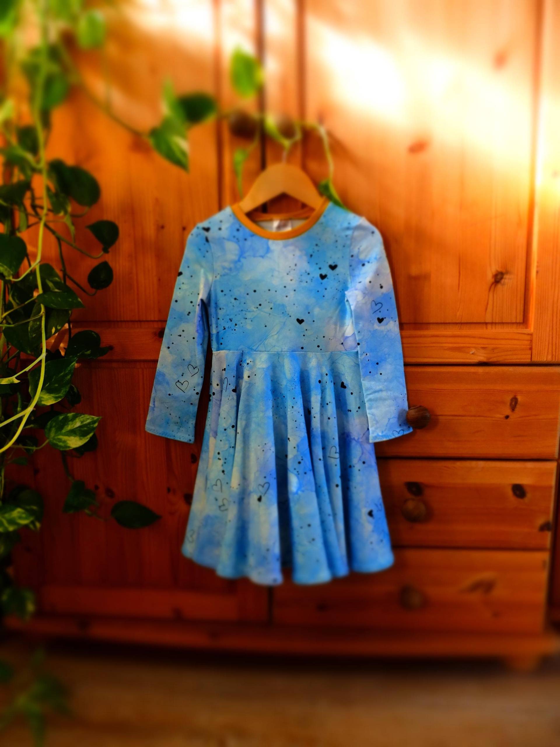 Größe 98 - 104; Mädchenkleid; Tellerrock; Marmoroptik; Blau/Schwarz/Gelb; French Terry; Mädchen von HerzstichKreationen