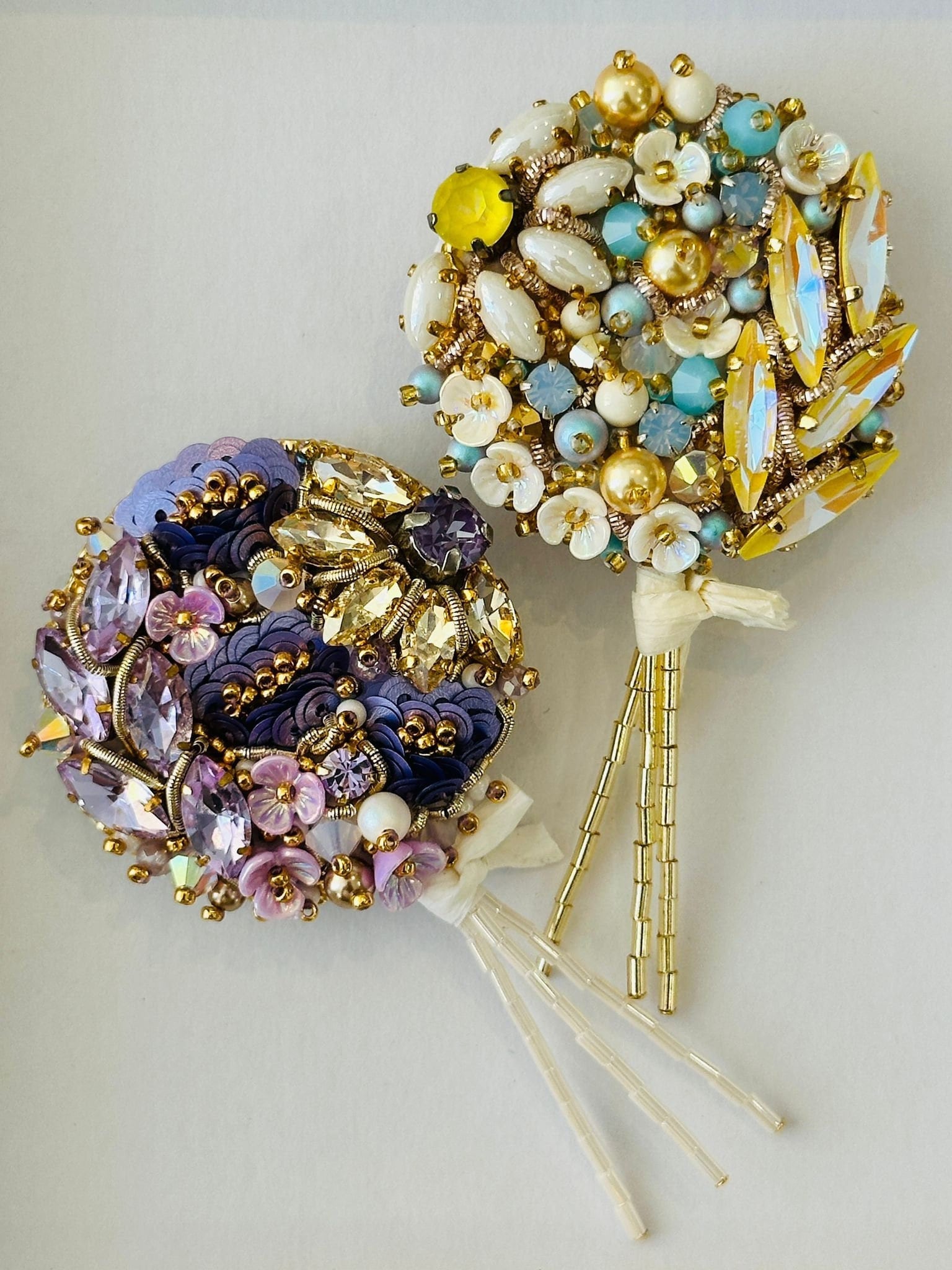 Brosche/Perlen in Geschenkbox Perlenbrosche Handarbeit Aus Schmuck Accessoires Perlenkunst Geschenkidee Brosche/Perlen in Geschenkbox Perlenbrosche Handarbeit Aus Schmuck Accessoires Perlenkunst Geschenkidee von HerzstueckeABG