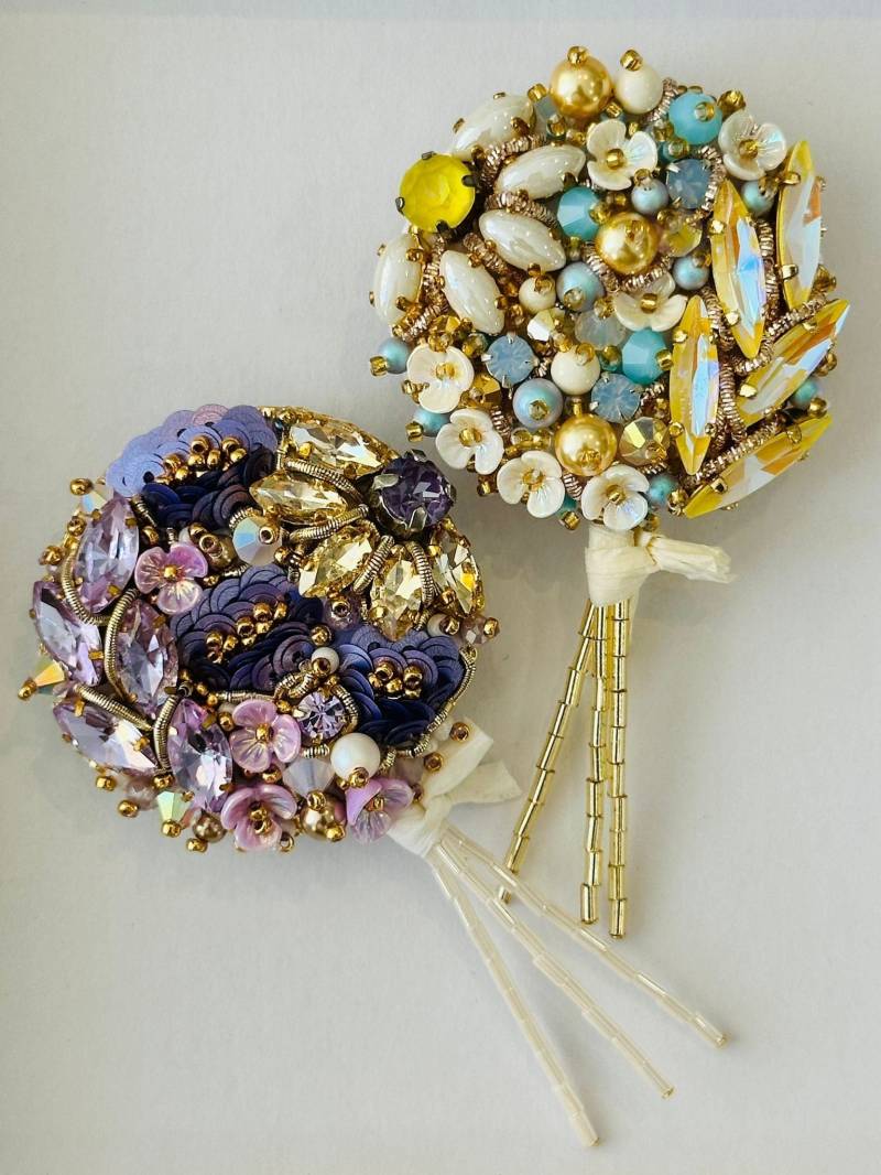 Brosche/Perlen in Geschenkbox Perlenbrosche Handarbeit Aus Schmuck Accessoires Perlenkunst Geschenkidee Brosche/Perlen in Geschenkbox Perlenbrosche Handarbeit Aus Schmuck Accessoires Perlenkunst Geschenkidee von HerzstueckeABG