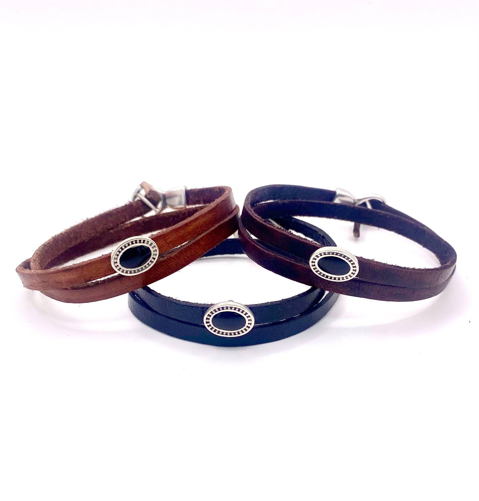 Handgemachtes Lederarmband Mit Slider Oval Schwarz Emailliert, Verstellbares Armband Für Damen Und Herren. Schmuck -Geschenk-Leder von HerzstueckeVonKatja