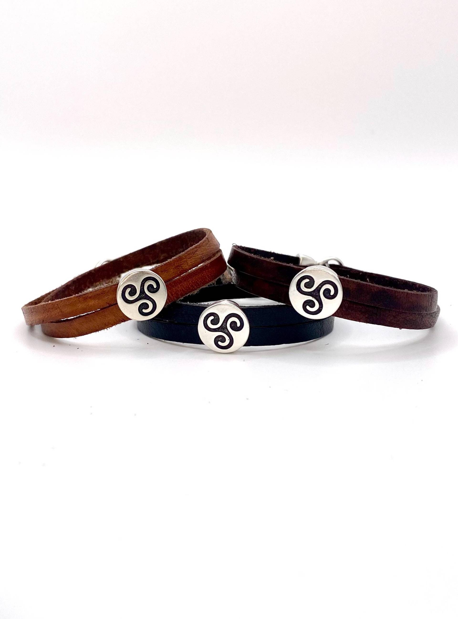 Handgemachtes Lederarmband Mit Slider Triskele, Verstellbares Armband Für Damen Und Herren. Schmuck -Geschenk-Leder von HerzstueckeVonKatja