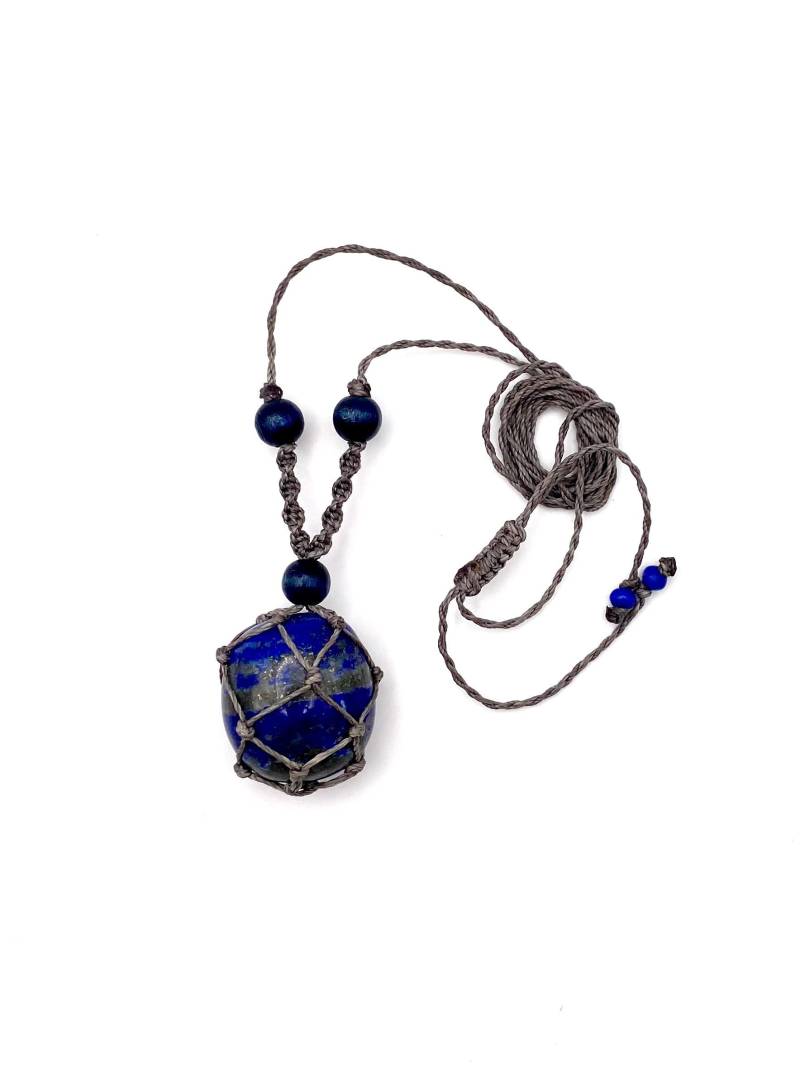Lapislazuli Trommelstein Kette - Handgeknüpfte Makramee Halskette Mit Blauem Edelstein Und Holzperlen | Heilstein Schmuck von HerzstueckeVonKatja