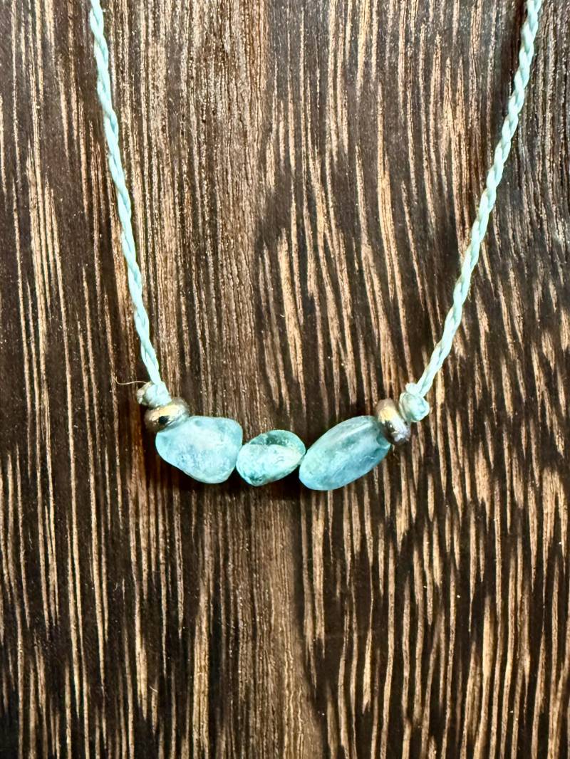 Makramee Kette Mit Blauen Apatit, Blaues Garn, Handgefertigt, Edelstein Halskette Inspiration & Ausdruck, Boho Schmuck Heilstein Unikat von HerzstueckeVonKatja