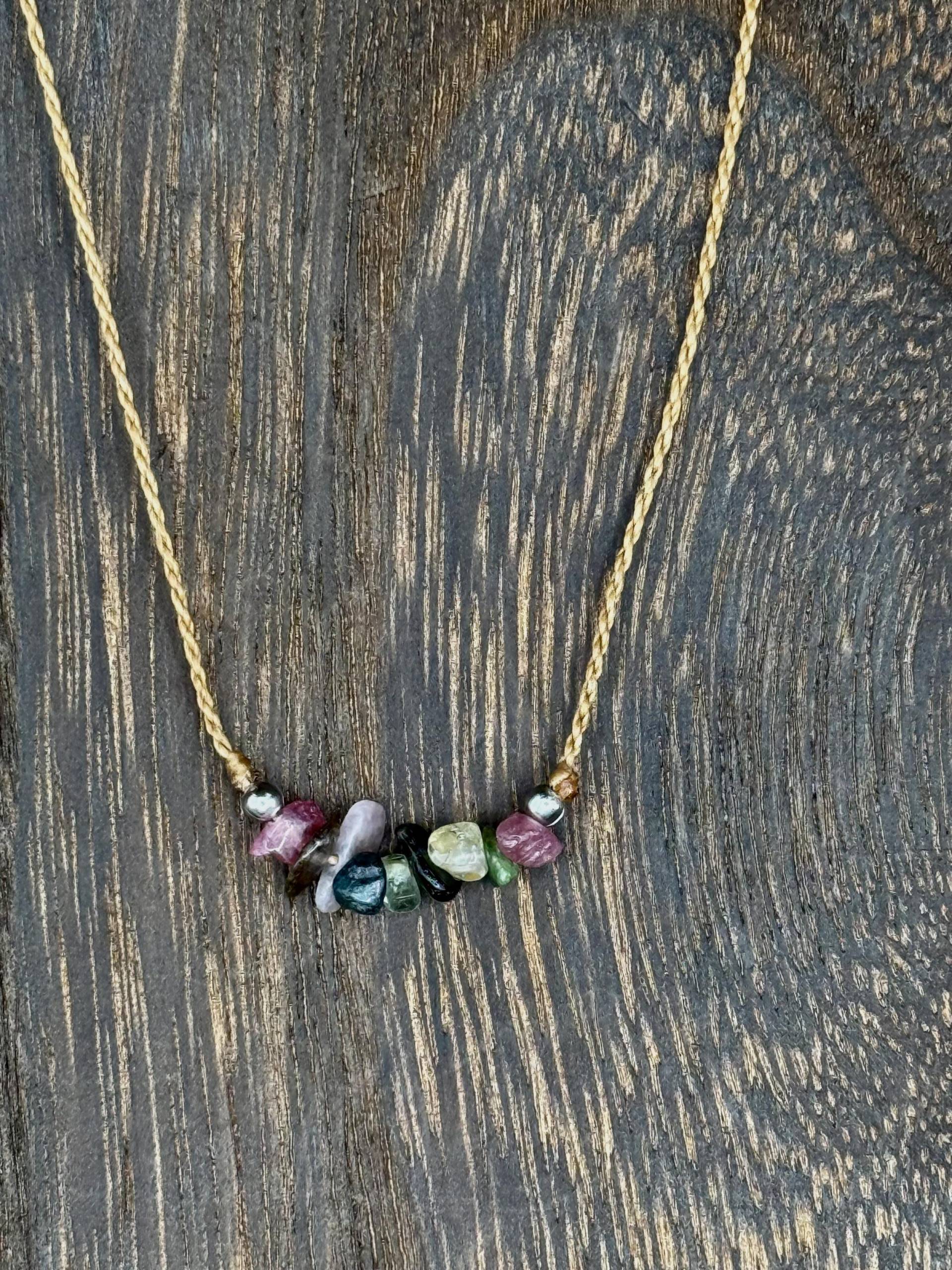 Makramee Kette Mit Natürlichem Turmalin, Mittelbraunes Garn, Edelstein Halskette Handgefertigt, Boho Schmuck Unikat, Heilstein, Geschenk von HerzstueckeVonKatja