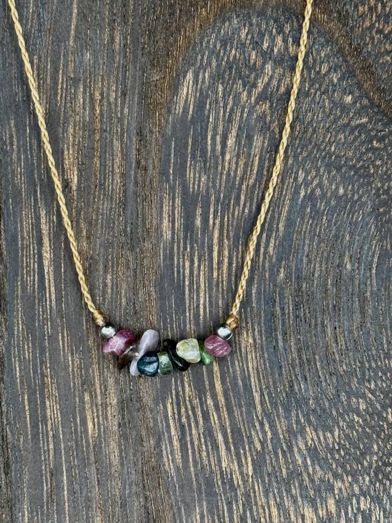 Makramee Kette Mit Natürlichem Turmalin, Mittelbraunes Garn, Edelstein Halskette Handgefertigt, Boho Schmuck Unikat, Heilstein, Geschenk von HerzstueckeVonKatja