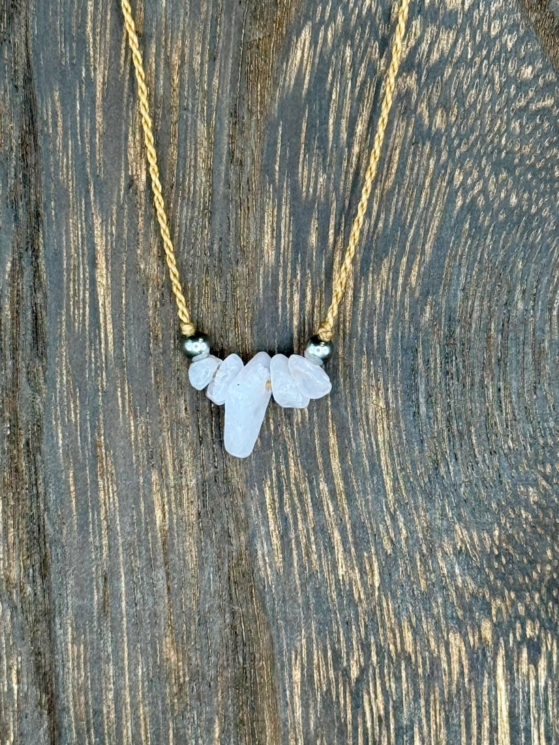 Makramee Kette Mit Rosenquarz, Mittelbraunes Garn, Edelstein Halskette, Liebe & Herzöffnung, Handgefertigt, Boho Schmuck Heilstein Unikat von HerzstueckeVonKatja