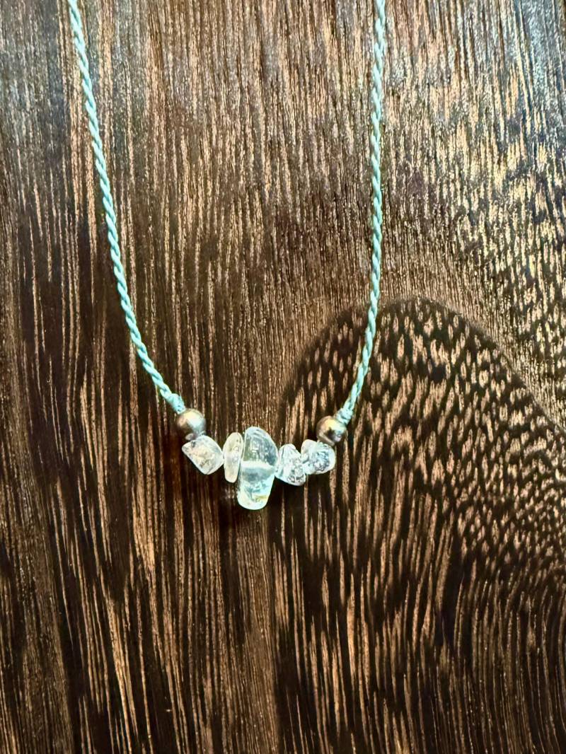 Makramee Kette Mit Weißem Topas, Blaues Garn, Edelstein Halskette, Handgefertigt, Klarheit & Fokus, Heilstein Unikat von HerzstueckeVonKatja
