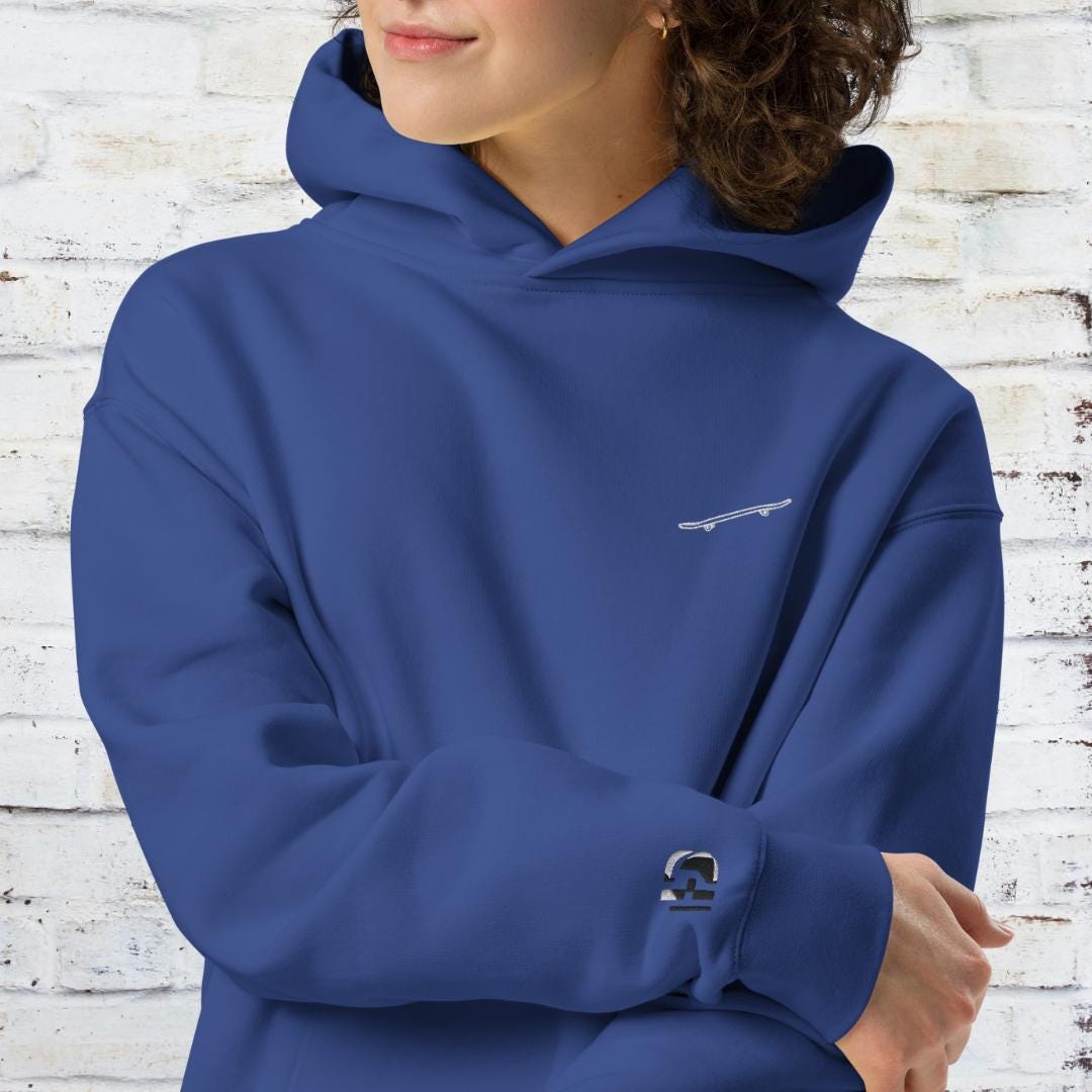 Y2K Skate Hoodie - Bequem, Retro & Mit Gesticktem Skateboard Y2K Skate Hoodie - Bequem, Retro & Mit Gesticktem Skateboard von HerztiereDesign