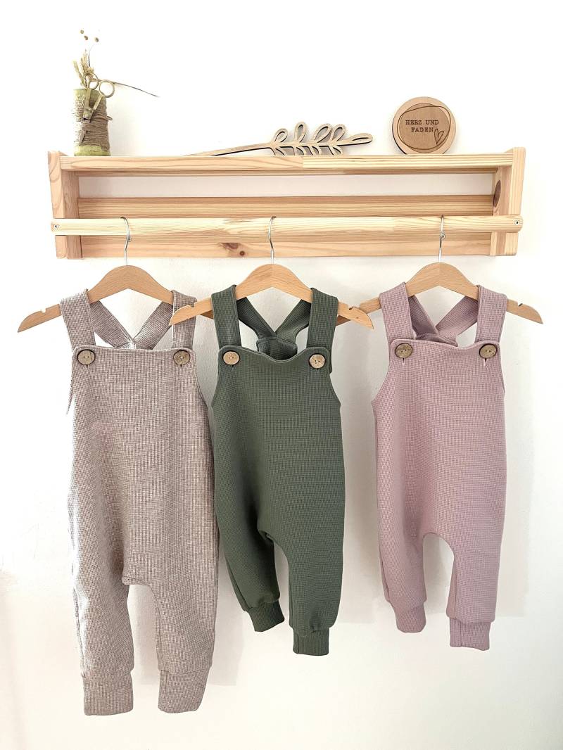 Latzhose Baby + Kinder Waffeljersey von HerzundFadenhandmade