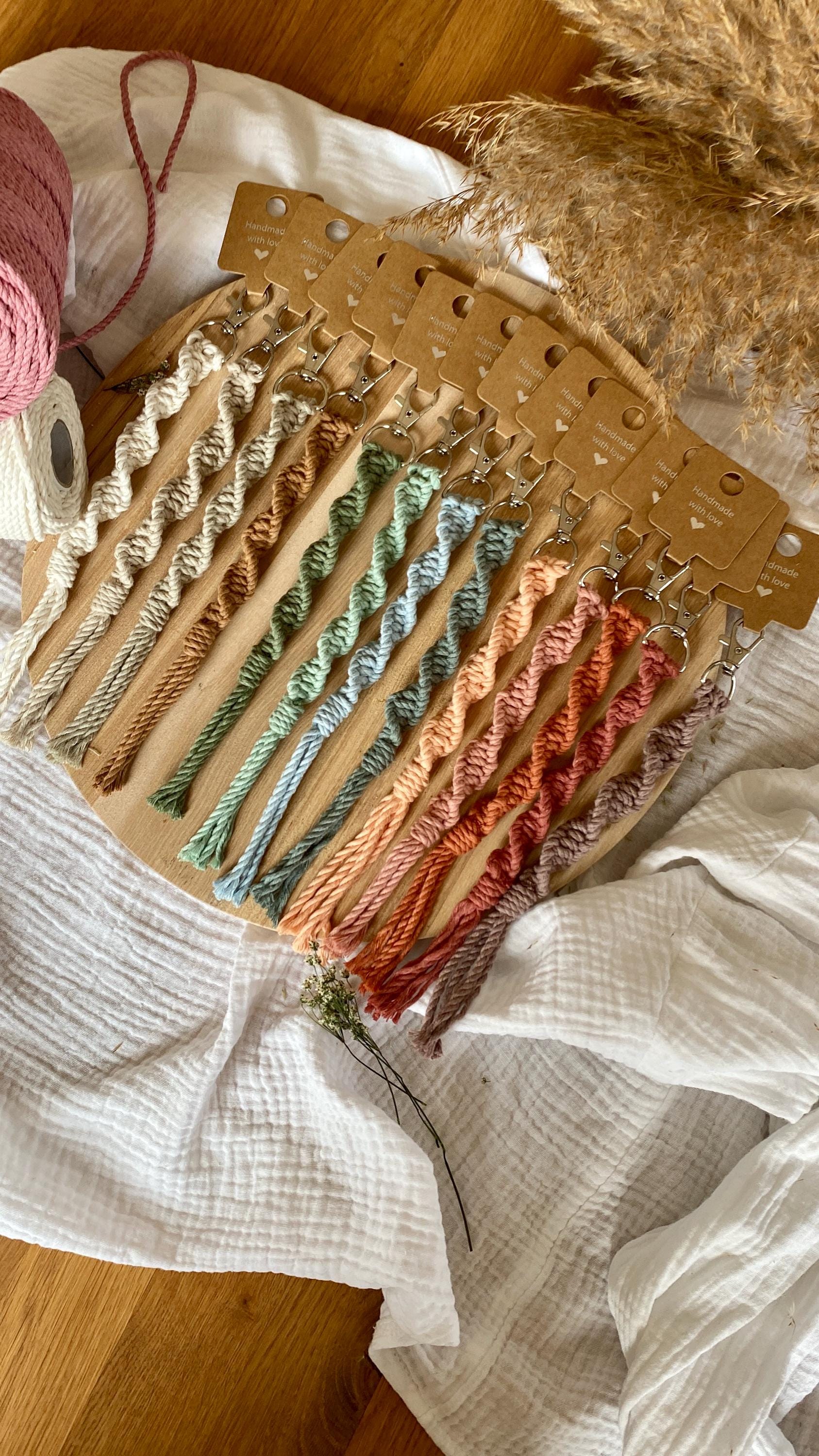 Einzigartiger Personalisierbarer Makramee Schlüsselanhänger Gedreht, Metallverschluss, Handgemachte Geschenkidee, Verschiedene Farben, Boho Einzigartiger Personalisierbarer Makramee Schlüsselanhänger Gedreht, Metallverschluss, Handgemachte Geschenkidee, Verschiedene Farben, Boho von HerzundGarnbyElisa